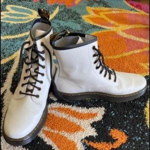 Dr. Martens Zavala